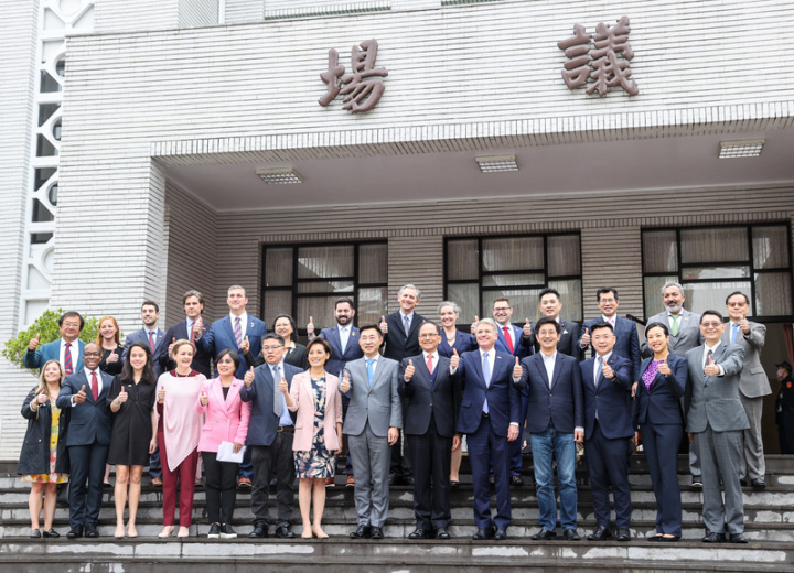 美國聯邦眾議院外委會主席麥考爾（前右5）7日率跨黨派議員團拜會立法院，並進入議場觀看院會進行。立法院人士指出，這是台美斷交後，第一個公開進入議場參訪的美國國會外委會訪問團。