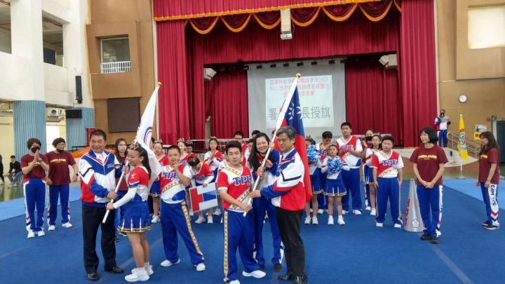 國立苗栗特殊教育學校啦啦隊通過特殊奧林匹克組國家代表隊甄選，將代表台灣赴美挑戰2023世界啦啦隊錦標賽，教育部國民及學前教育署長彭富源（前右1）、苗栗縣長鍾東錦（前左1）11日到校為選手授旗加油。（苗栗縣政府教育處提供）