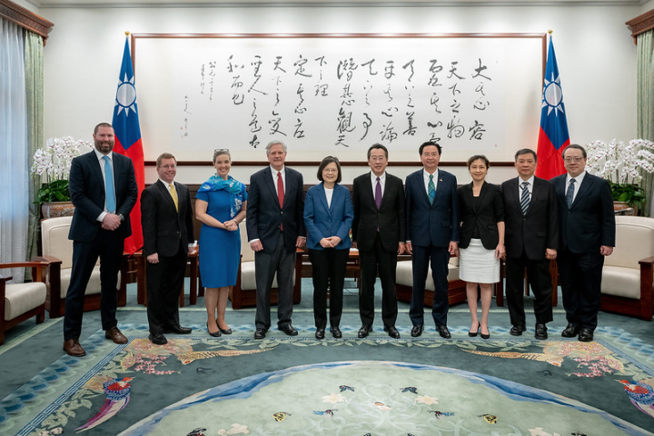 總統與「美國聯邦參議員何文訪問團」合影