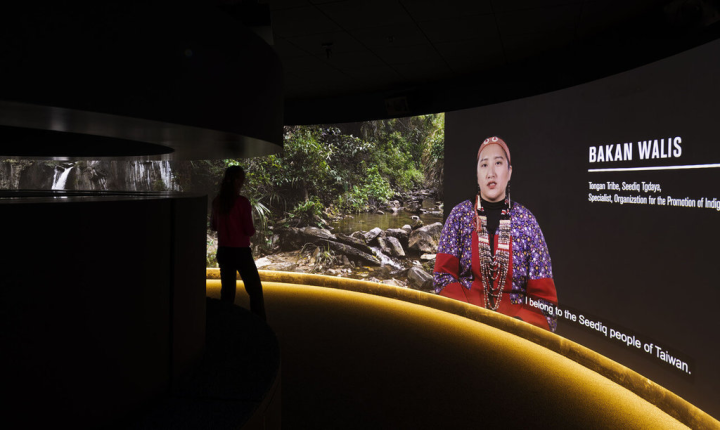 由賽德克族人親口闡述賽德克族的故事，We are Seediq展覽尊重原住民族文化自主權。（瑞典民族誌博物館提供）