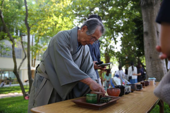 茶藝師竹花宗劫先生演示茶道儀式。
