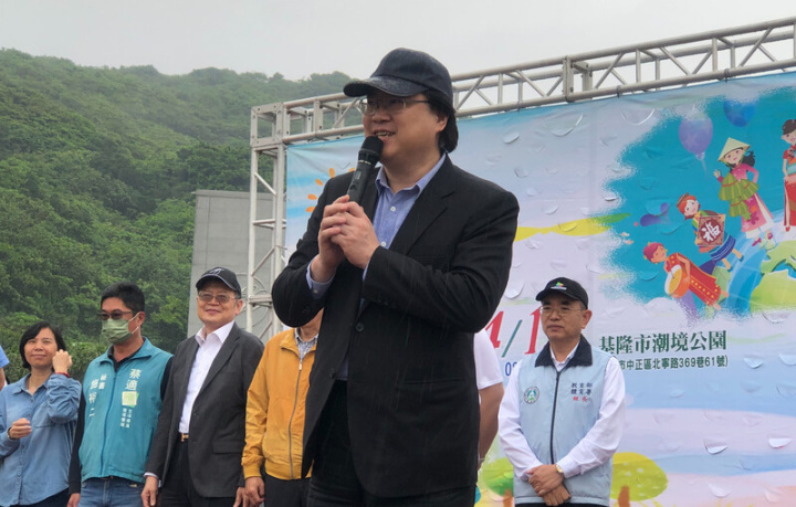 內政部長林右昌（前）15日出席新住民健行活動表示，新住民是台灣社會很重要一部分，新住民業務也是內政部工作，他任基隆市長時，每年都會參加這項活動。