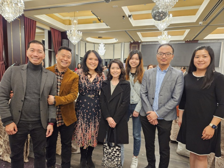 加拿大香港社區熱情參與大溫哥華台灣同鄉會21日晚宴，支持自由民主人權。左3為加拿大新民主黨眾議員關慧貞（Jenny Kwan），她年少時隨父母從香港移民加拿大，從不避諱批評中國人權問題。