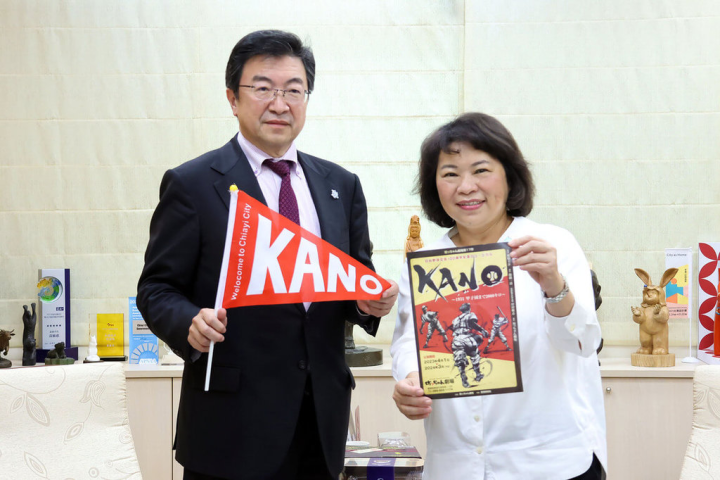 日本愛媛縣少爺劇場將嘉農棒球隊橫掃甲子園故事改編成音樂劇KANO，在日本上演好評不斷，劇場營運公司社長越智陽一（左）近日拜會嘉義市長黃敏惠（右），並表示音樂劇今年底將以8K電影版形式在台灣上映。（嘉義市政府提供）