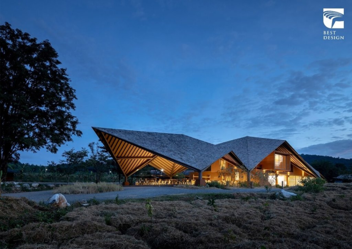 金點沙龍首場曼谷論壇主題為「設計的力量——如何透過設計實踐永續」，泰國建築事務所Vin Varavarn Architects創辦人暨泰國國家文藝獎得主 Varudh Varavarn 擔任講者，將分享他獲得2021金點設計獎年度最佳設計獎的「PANNAR 豐足經濟和農業學習中心」專案。（台灣設計研究院提供）