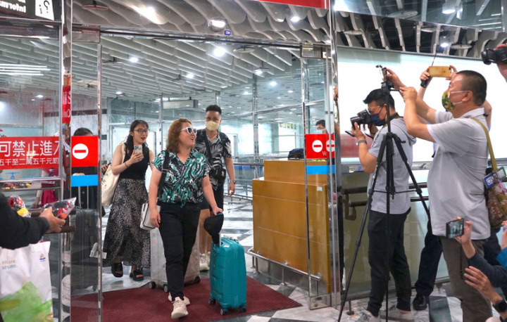 花蓮航空站國際線因疫情暫停多時，28日總算迎來疫情解封後首架國際航班，為越南峴港–花蓮對飛包機，計有75名遊客來訪，展開5天4夜行程。