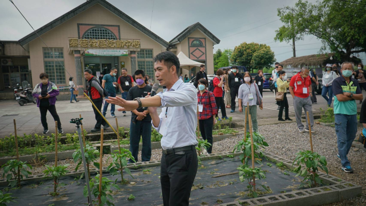宜蘭蓁巷社區陳玉麟理事長介紹綠場域共餐菜園