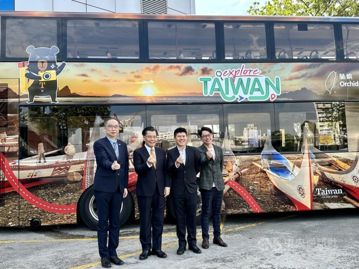 交通部觀光局4日在新加坡推出巴士、計程車戶外觀光廣告，駐新加坡代表梁國新（左2）、觀光局駐新加坡辦事處主任鄭智鴻（左1）等人出席剪綵儀式。