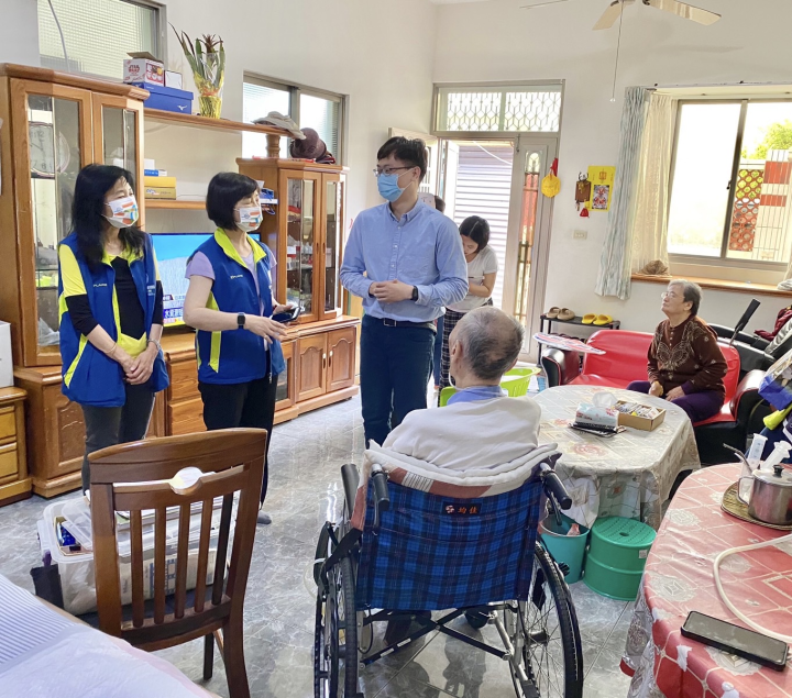 澎湖縣馬公市第三衛生所陳俊宇主任至居家醫療個案家中提供醫療服務