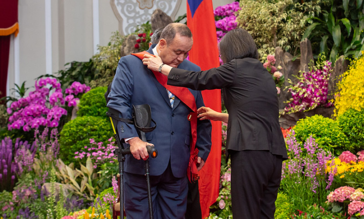 President Tsai confers a decoration upon President Alejandro Giammattei of Guatemala.