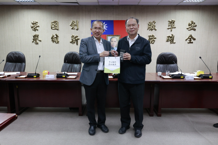 臺鐵局副局長陳仕其致贈紀念品予鐵研中心執行長郭振銘