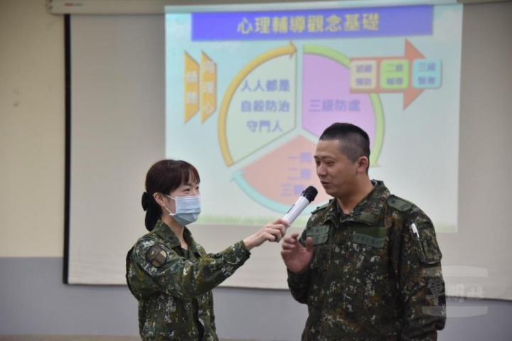 裝甲542旅舉行心輔巡迴教育，由軍團心輔官傳授輔導技巧。（陸軍第六軍團提供）