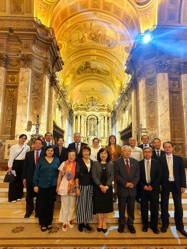 駐阿根廷代表謝妙宏率訪問團參觀阿根廷大教堂，身後拱頂裝飾是透過台灣協助才修復完成的古蹟裝飾畫，在世人面前再現一世紀前風采。