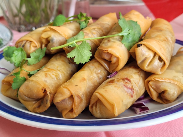 台菜名廚黃景龍22日在英國曼徹斯特演繹台灣素食料理，其中一道是香素春捲，皮薄爽脆、餡料飽滿，加入粉絲讓口感層次更豐富，與英國常見的炸春捲不同，是當天高人氣品項。