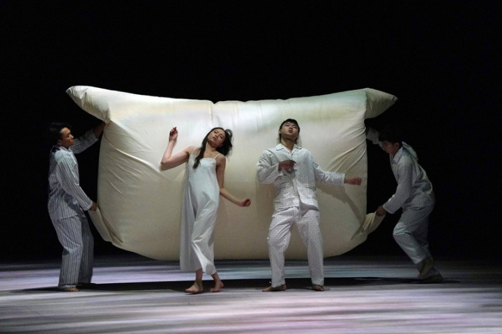 2023台灣國際藝術節（TIFA）4月7日至9日在國家戲劇院推出河床劇團與福爾摩沙馬戲團聯手打造的作品「夢與陰影」，劇作傳遞超現實視覺美學與極致肢體力量展現，帶觀眾探索內在潛意識。圖為演員6日在彩排記者會演出精彩片段。