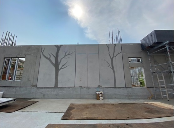 「安居好室」社會住宅部分運用預鑄工法，工廠生產外牆板至工地組裝，降低碳排，圖為「萬華安居」外牆板