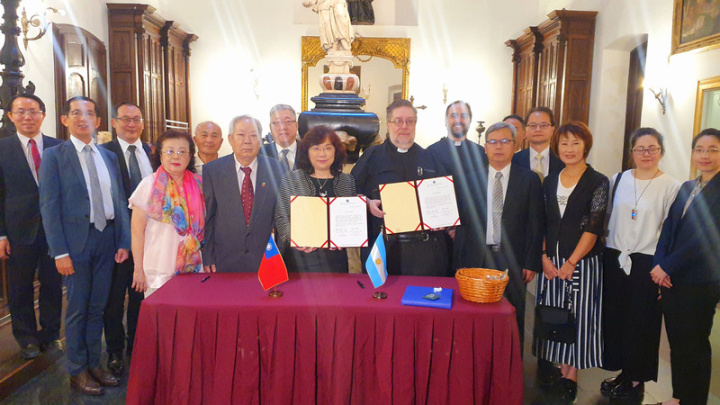 駐阿根廷代表謝妙宏（前排左4）代中華民國再次捐 款協助阿根廷首都布宜諾斯艾利斯大教堂修繕工程計 畫，主理神父魯索（前排右5）感念台灣多年不間斷 的協助奉獻。