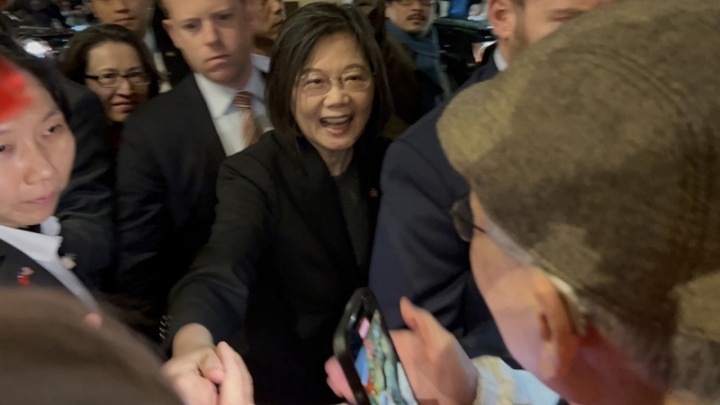 總統蔡英文抵達洛杉磯市中心的朋納凡丘飯店（Westin Bonaventure Hotel），台僑熱情迎接。