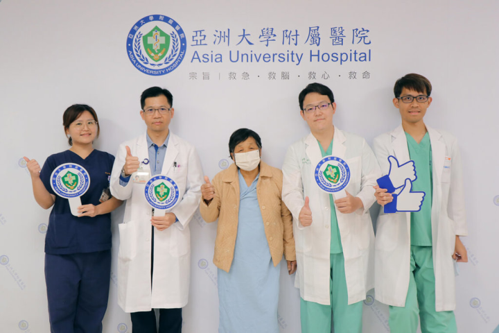 75歲施姓婦人（中）日前掃地時突然左側手腳癱軟無力，經家人通報台中市消防局到場，救護人員懷疑是急性腦中風，通知醫院合作在黃金時間內搶救，婦人經治療後恢復行動力順利出院。（亞大醫院提供）