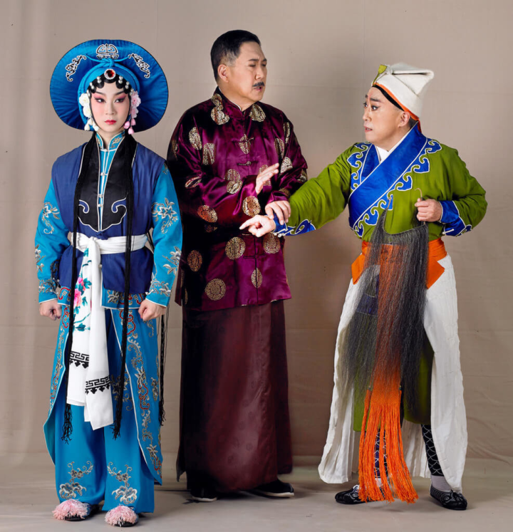 台北新劇團推出新編京劇音樂劇「戲裡戲外」，由演員李寶春（右起）、馮翊綱以及孔玥慈領銜演出。（辜公亮文教基金會提供）