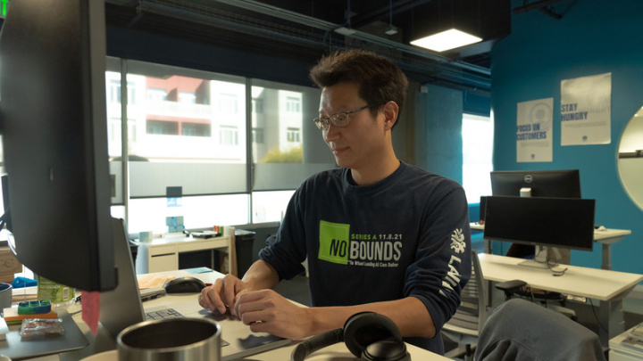 Landing AI產品副總裁楊凱22日將於華人科技社團年會中主講新創和人工智慧。圖為楊凱在Landing AI辦公室工作，攝於111年11月30日。