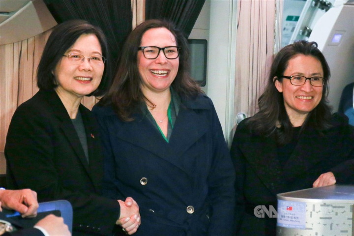 From left: President Tsai Ing-wen, American Institute in Taiwan Chairperson Laura Rosenberger and Taiwan's representative to the U.S. Hsiao Bi-khim are pictured when Tsai arrived in Los Angeles on April 4. CNA photo April 5, 2023