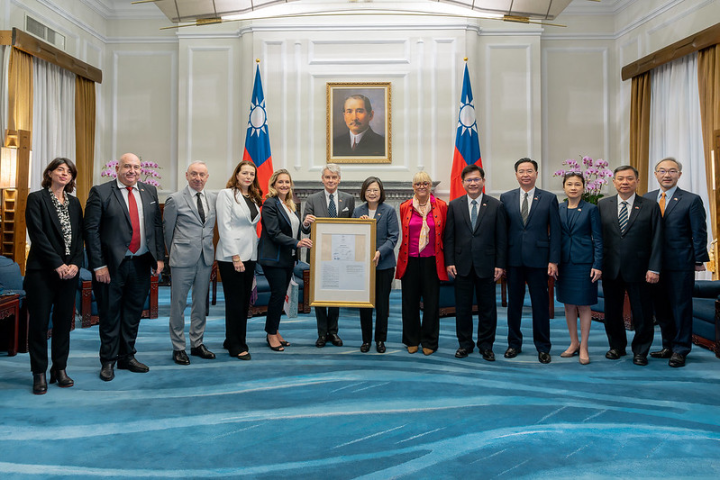 President Tsai takes a group photo with a delegation led by Vice-president of the French Senate Alain Richard.