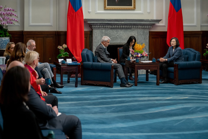 President Tsai exchanges views with Senate Vice-president Richard.
