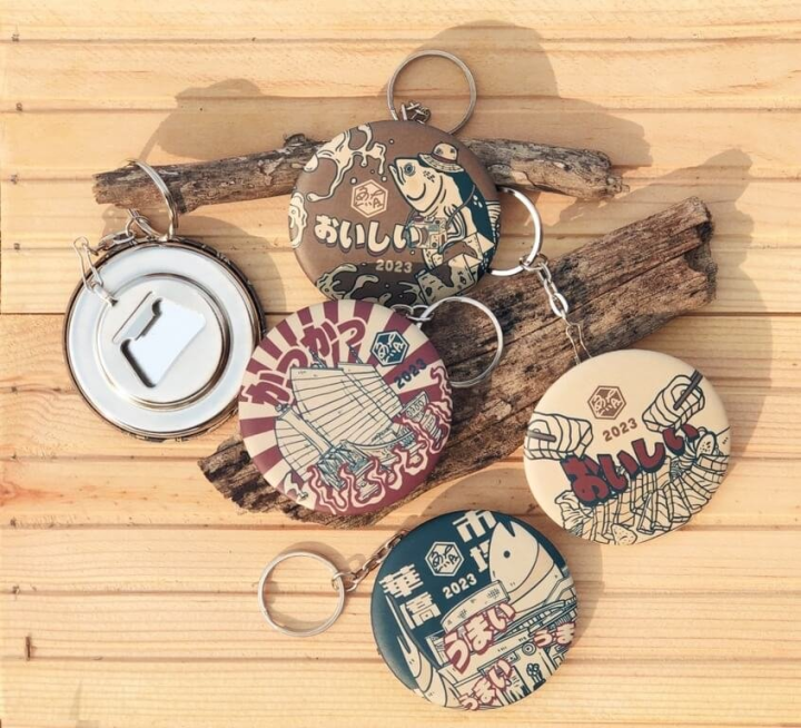 2023屏東黑鮪魚文化觀光季5月6日起跑，在造型扭蛋機推出4款限定商品「東港聲景鑰匙圈」，民眾只要將手機放在鑰匙圈上相互感應，即可聆聽東港的聲音，還可將在地風情隨身帶著走。（屏東縣政府提供）