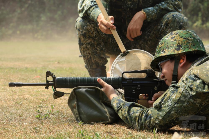 陸軍步兵257旅砲兵營教育召集訓練實施65K2步槍實彈射擊訓練。（陸軍第十軍團提供）