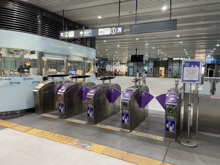 桃園大眾捷運公司表示，17日起上班日增開一班晨峰加班車，7時22分發車，從A10山鼻站往北走，且站站停靠，預計8時1分抵達A1台北車站，藉此加強桃園巿蘆竹、龜山、新北巿林口、新莊、三重等地生活圈的疏運服務。（桃園大眾捷運公司提供）