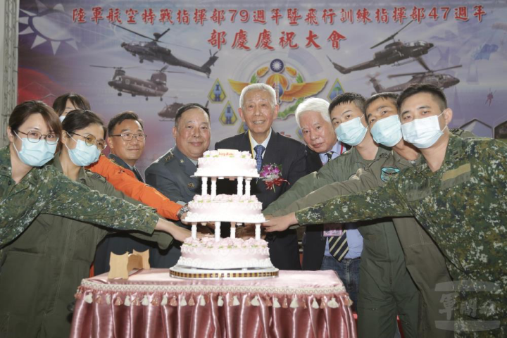 徐司令7日與航特部前輩們共同切壽糕，慶祝航特部79週年部慶。