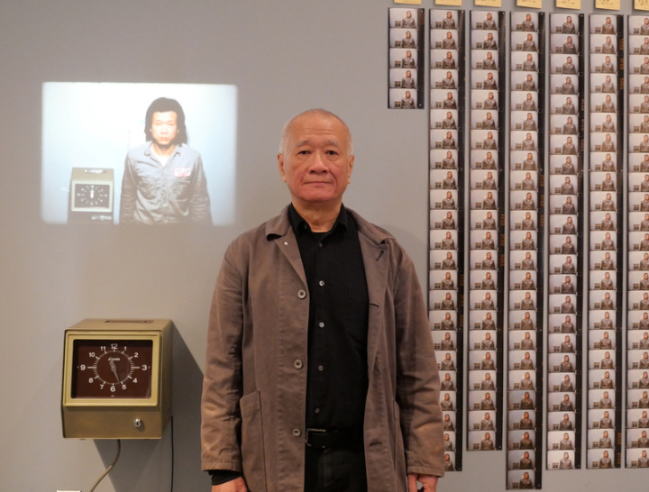 藝術家謝德慶在柏林與自己1980至1981年創作的行為藝術作品「打卡」合影。