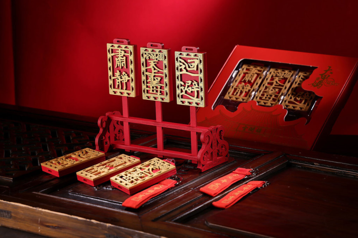 台中大甲鎮瀾宮媽祖9天8夜遶境活動21日晚間起駕，一卡通公司20日表示，已持續5年與大甲鎮瀾宮合作開發多款一卡通文創紀念商品，今年再發揮創意，打造木質「執事牌」造型一卡通販售。（一卡通公司提供）