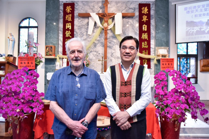 夷將Icyang主委與羅琳神父合照