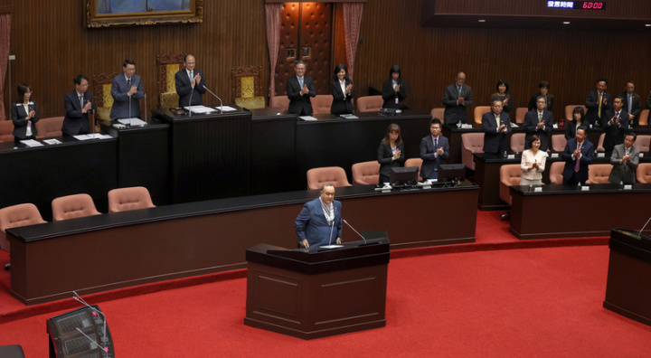 瓜地馬拉共和國總統賈麥岱（Alejandro Eduardo Giammattei Falla）（前中）25日拜會立法院長游錫堃（後左4），並於議場內發表演說，全場起立鼓掌。