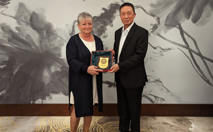 National Defense University President Liu Chih-pin (right) meets with his Czech counterpart, Univerzita obrany Rector-Commandant Zuzana Kročová (left). Photo taken from Univerzita obrany official website