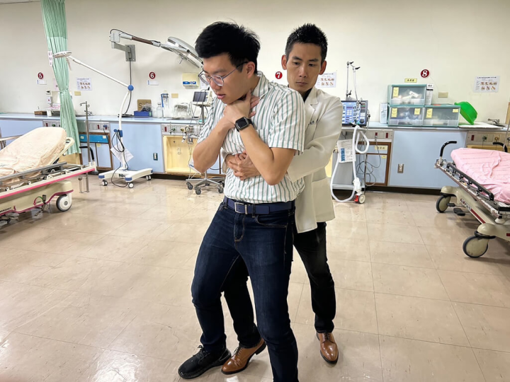 嘉義縣市4月間發生2起因吃東西造成異物梗塞送醫不治憾事，醫師表示排除異物梗塞的急救方法為哈姆立克法，如能在黃金時間4至6分鐘內立即發現與搶救，將能挽救生命。圖為示範哈姆立克急救方式。（部立嘉義醫院提供）