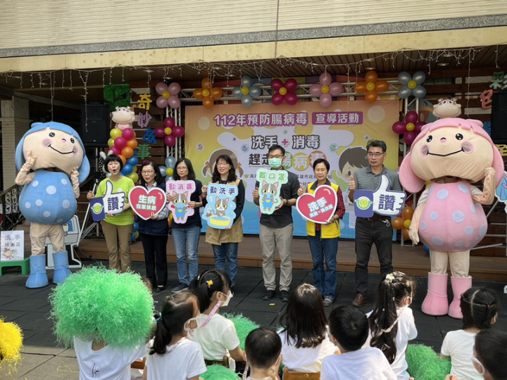 近期國內腸病毒就診人數攀升，高雄市衛生局10日在幼兒園舉辦「洗手加消毒，趕走腸病毒」宣導活動。