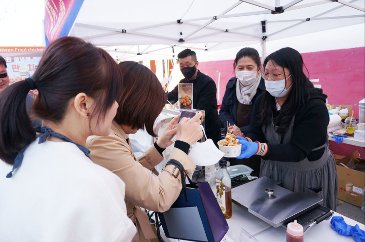 萬川號於韓國仁川中華街活動擺攤，販賣現烤香腸與現炸鹽酥雞。（萬川號提供）