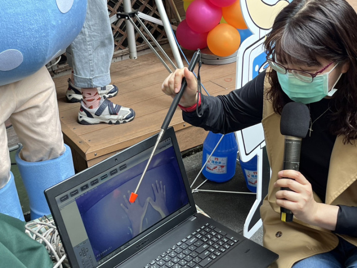 高雄市衛生局10日在幼兒園舉辦「洗手加消毒，趕走腸病毒」宣導活動，除了教小朋友如何正確洗手外，還出動洗手螢光檢測儀檢查洗手成果，衛生局簡任技正張秋文說明容易藏汙的手部區塊。