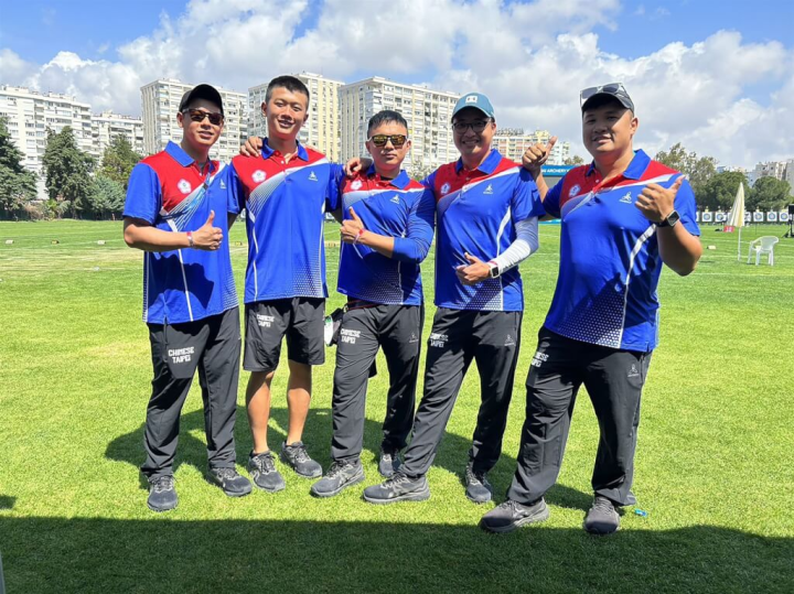 台灣複合弓男團19日在射箭世界盃安塔利亞站銅牌戰成功擊敗薩爾瓦多，拿下銅牌，教練林哲瑋（左起）與選手張正韋、陳界綸、楊承叡、潘宇平。（中華民國射箭協會提供）