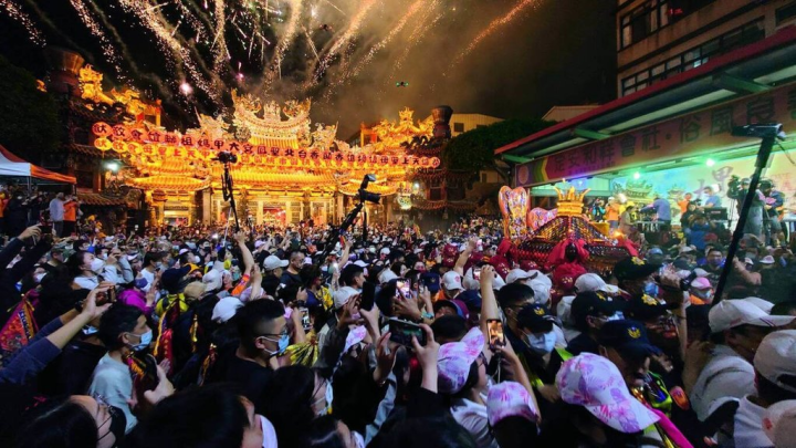 一年一度，大甲鎮瀾宮媽祖遶境進香活動，21日晚上11時5分起駕，煙火四射，閃耀大甲夜空，鑾轎緩緩前行踏上遶境進香之旅。（民眾提供）
