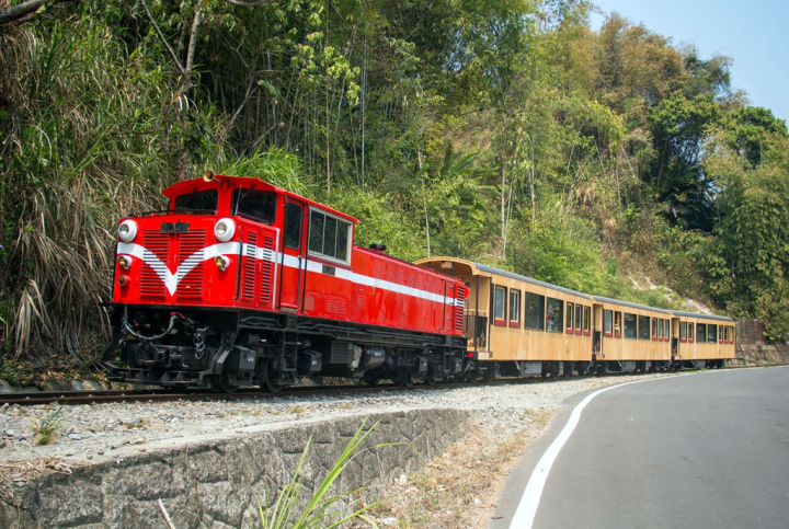 阿里山林業鐵路及文化資產管理處以台灣紅檜與扁柏打造6輛豪華內裝車廂列車「福森號」，13日進行第3度試車，未來將辦理相關驗收程序。（賴國華提供）