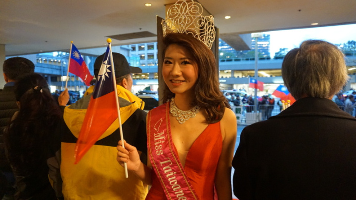 洛杉磯選出的台美小姐張芳瑜（Tiffany Chang）戴著后冠為總統蔡英文獻花。