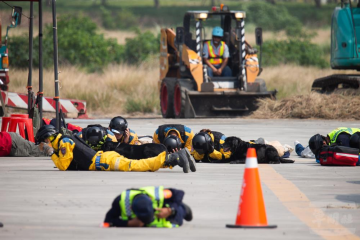 臺中市民安9號演習於狀況演練中，突遇空襲狀況，救援人員迅速臥倒