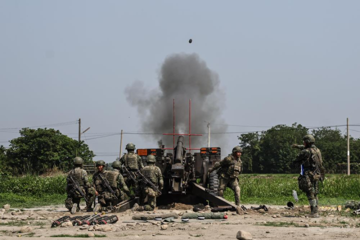 陸軍第6軍團砲兵第21指揮部官兵進行105榴彈砲實彈射擊。