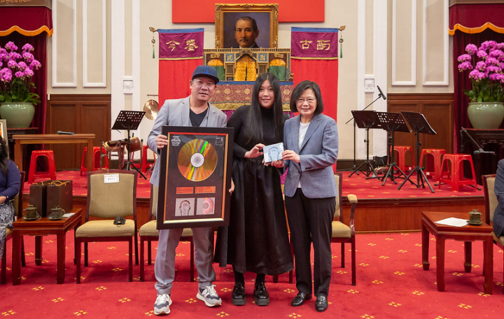 蕭青陽及蕭君恬兩位設計師將獲獎專輯致贈總統留念