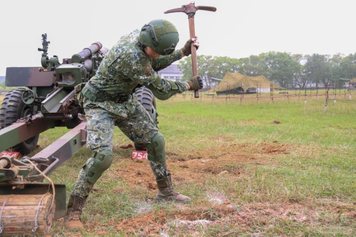 為強化訓練成效，陸軍砲兵第58指揮部砲三營日前實施「陣地佔領演練」競賽。（陸軍第十軍團提供）