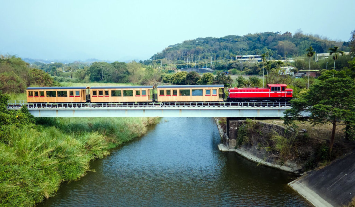 阿里山林業鐵路及文化資產管理處以台灣紅檜與扁柏打造6輛豪華內裝車廂「福森號」，13日進行第3度試車。林鐵及文資處表示，預計今年6月底前完成驗收程序，並報請交通部同意營運，最快7月起可投入營運。（賴國華提供）